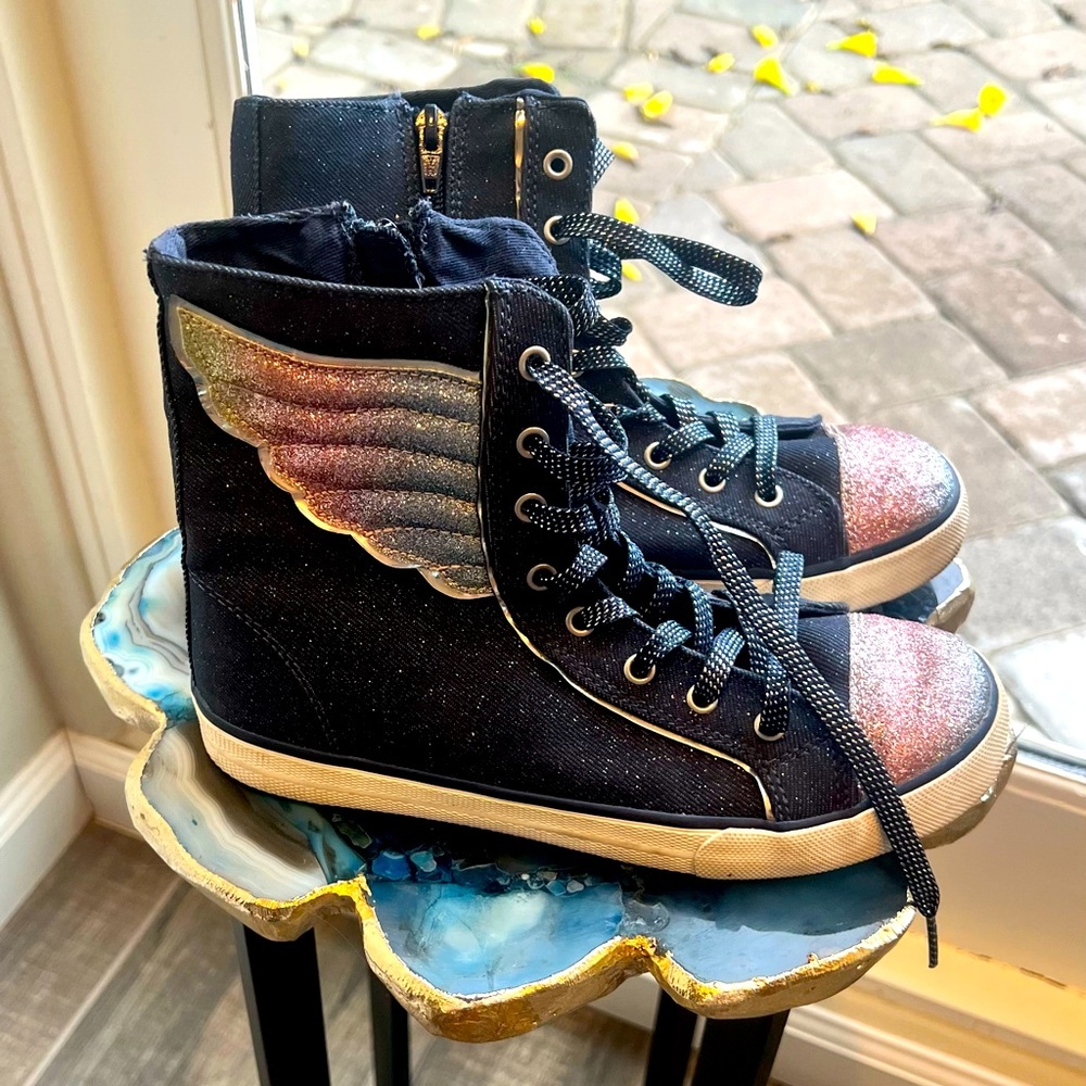 Angel 👼 wing high-top denim tennis shoes for girls Size 4
